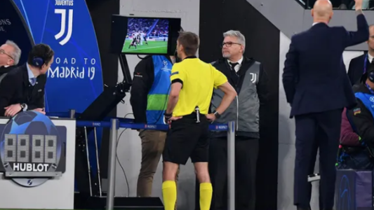 Cambios en el VAR: Se podrán escuchar en vivo el audio de los diálogos entre árbitros