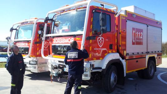 Un bombero llenó su pileta con un camión cisterna y lo echaron