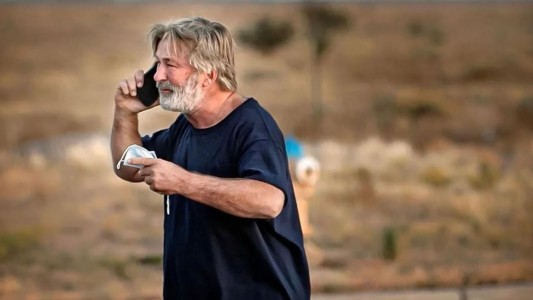 Alec Baldwin, acusado de homicidio involuntario por la muerte de Halyna Hutchins en el rodaje de una película