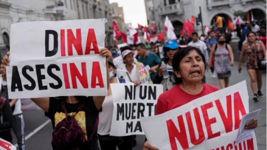 Al grito de "Dina asesina", miles de peruanos pidieron la renuncia de su presidenta