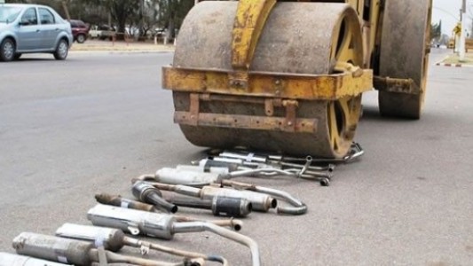 Ruidos molestos: municipios bonaerenses destruyen caños de escape