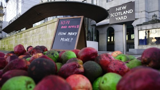 Abusos en Scotland Yard: Depositan miles de "manzanas podridas" frente a sede en Londres