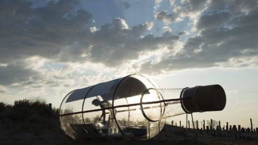 Un artista navegará dentro de una botella gigante