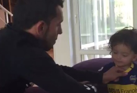 Así reacciona el hijo de Tevez cuando le quieren sacar la camiseta de Boca