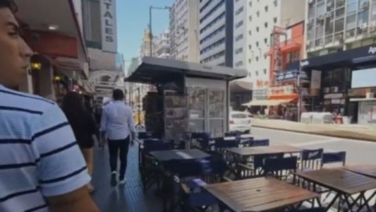 El momento en que le robaron a una streamer coreana que transmitía en vivo desde el centro porteño