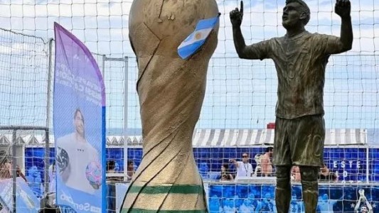 Inauguran la primera estatua de Messi como campeón del mundo en Mar del Plata