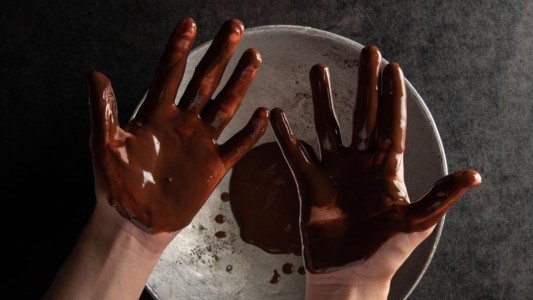 Para despertar los sentidos: qué hay detrás de la moda de volcar chocolate en las manos - #Flashchat