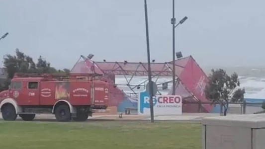 Temporal en la costa: ráfagas de viento causaron la caída de un parador y otros daños en la playa