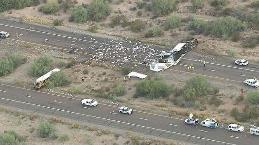 Un micro lleno de presos sufrió un accidente y en vez de huir, se quedaron a ayudar