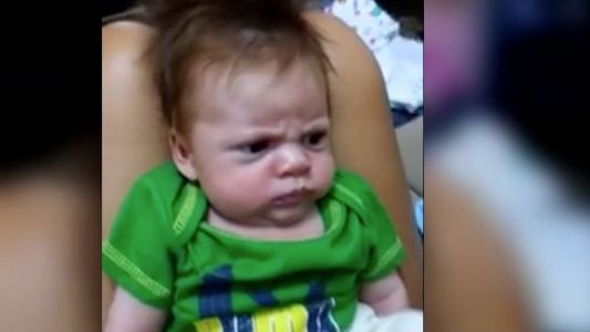 #EsViral El bebé con el peor humor del mundo hace reír a las redes sociales