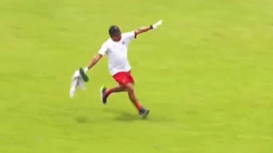 Brasil: se golpeó un jugador y el masajista llegó (casi) volando - #Flashchat