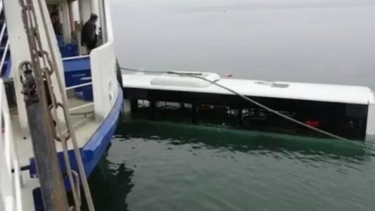 Micro cayó al agua en Turquía: así se vio el impresionante accidente - #Flashchat