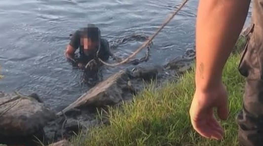 Huye de la policía por conducir una motocicleta robada, se arroja al Riachuelo y termina internado