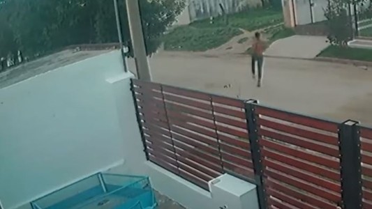 Córdoba: vecinos atraparon a un ladrón robando, lo redujeron y lo llevaron hasta la comisaría