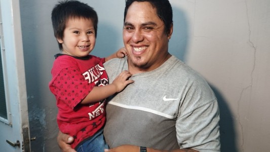 Venden empanadas y pre-pizzas para poder pagar la cirugía de su hijo