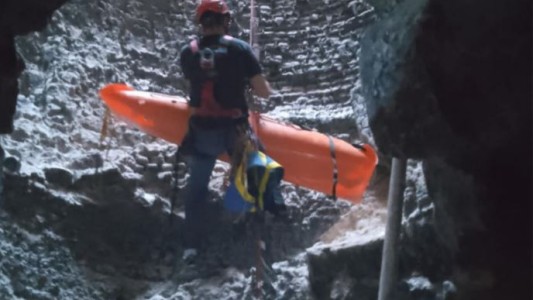 Trelew: bomberos rescataron a una joven que cayó a una chimenea