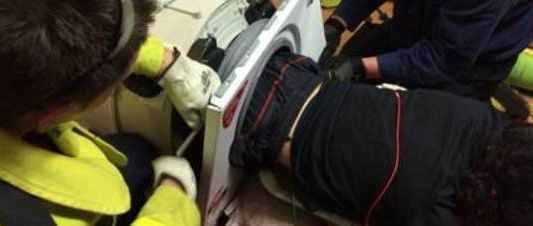 Australia: rescataron a un joven que había quedado atrapado en el lavarropas