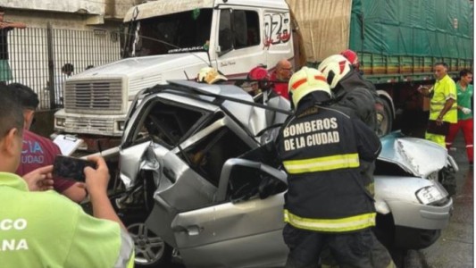 Milagro en la Autopista Cámpora: quedó atrapado tras un violento choque y fue rescatado