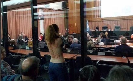 Juicio a Etchecolatz: una hija de desaparecidos se puso en topless para pedir por sus padres y por Julio López