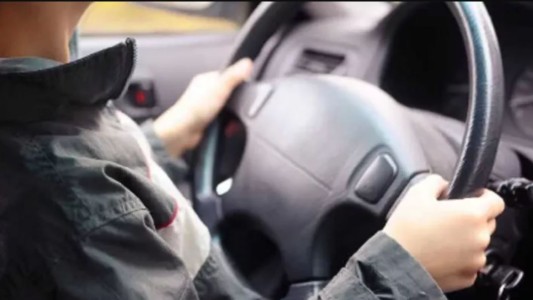 Suspenderán las licencias a quienes le permitan manejar a menores