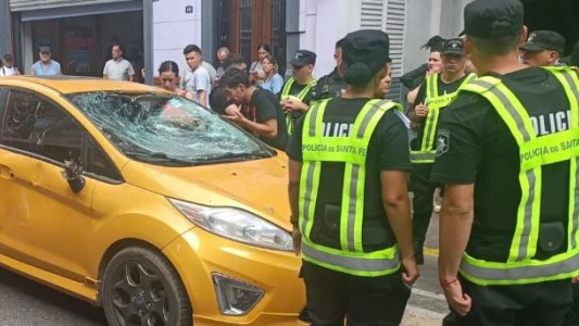 Rosario: un conductor atropelló a manifestantes de un piquete y le destrozaron el auto