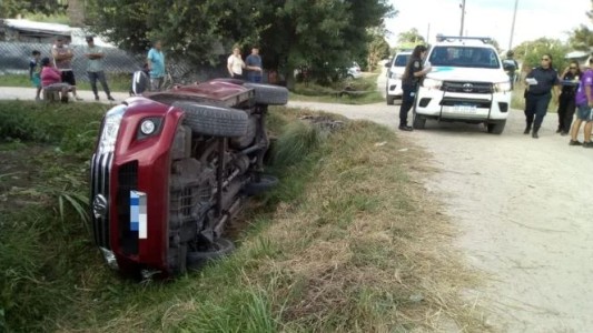 Tras un vuelco, suspenden licencia a un conductor borracho que puso a manejar a su hijo de 11 años