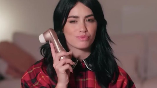Lali lo hizo otra vez: mostró el juguete sexual que usa y disparó las ventas