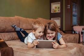 Día de la Internet Segura: Recomiendan pautar el tiempo infantil ante las pantallas