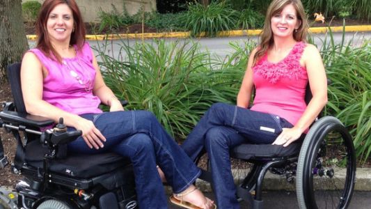 Diseñadoras crean línea de jeans para personas en silla de ruedas
