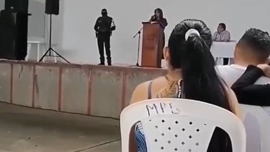 Una escuela de Colombia prohibió piercings, celulares y noviazgos en la institución