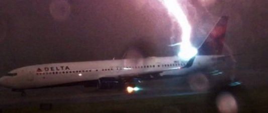 El impactante momento en el que un rayo cae sobre un avión