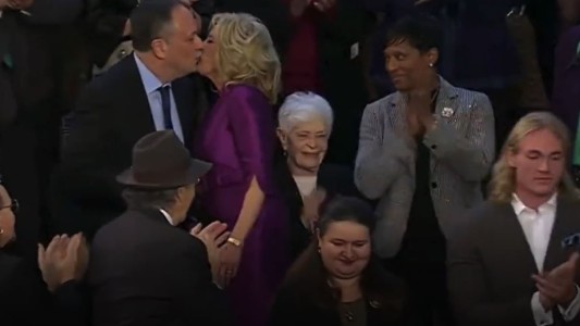 La mujer de Joe Biden y el esposo de la Vicepresidenta de Estados Unidos se besaron en público