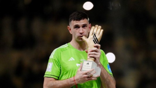 Dibu Martínez, finalista del premio The Best al mejor arquero