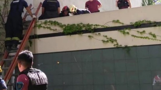 "Me empujaron", llegó a contarle una mujer a la policía antes de morir: un hombre fue procesado por trata