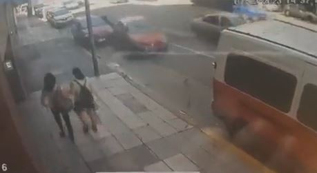 Caballito: Perdió el control del auto y embistió a un peatón