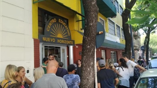 Abrazo simbólico de docentes, familiares y estudiantes al colegio que cerró