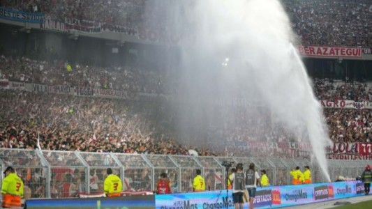 Iniciaron una investigación contra River por exceso de público en el Monumental
