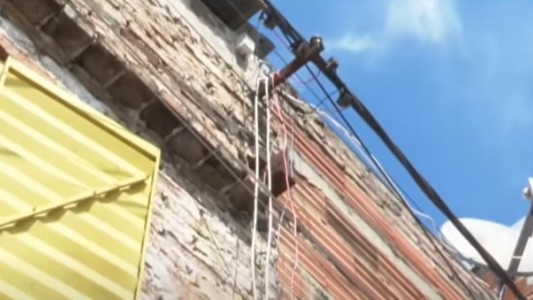 Un nene sufrió una descarga eléctrica en su casa: la mamá y el abuelo intentaron ayudarlo, y murieron los tres