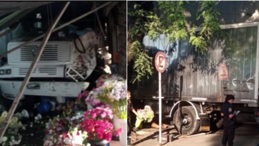 Un camión se incrustó contra un puesto de flores en Morón: dos heridos