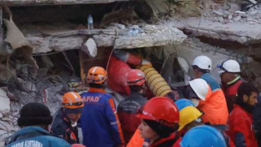 Turquía: Rescatan a un hombre y a una niña de entre los escombros 208 horas después del terremoto