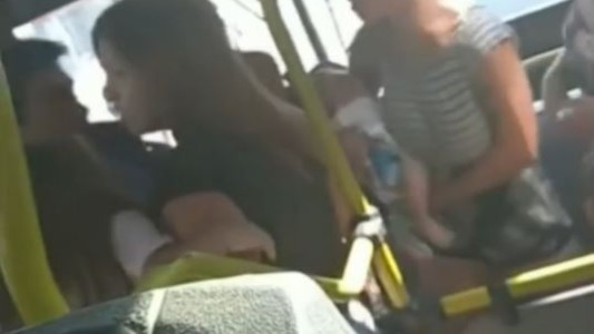 Video: Una mujer arrojó gas pimienta en un colectivo