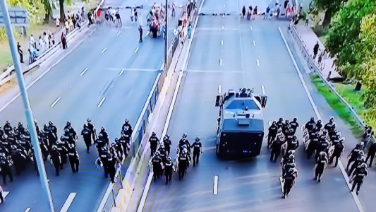 Autopista Dellepiane: la Policía desalojó a las personas que reclamaban por los cortes de luz