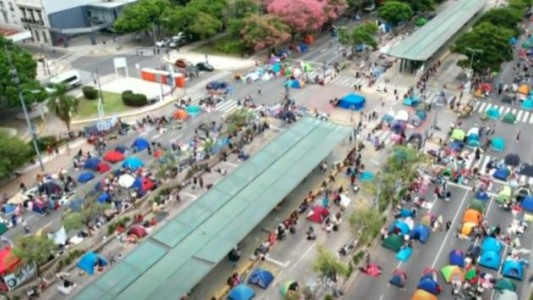 Continúa el acampe en la avenida 9 de Julio por las bajas de planes sociales