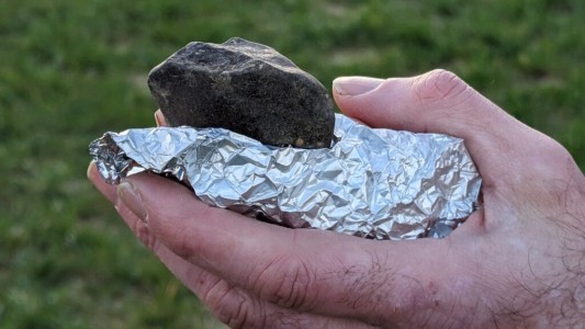 Una estudiante halló un fragmento de meteorito
