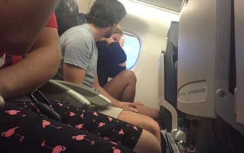 Una mujer tuiteó la pelea de una pareja en pleno vuelo