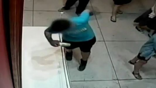 Un niño tropieza y provoca un agujero millonario