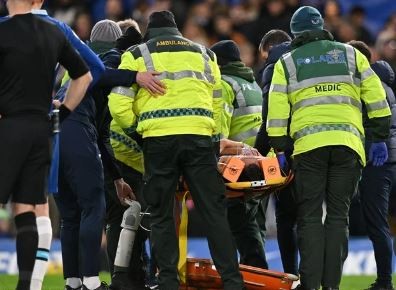 Por una patada en la cara, retiran con oxígeno al capitán del Chelsea