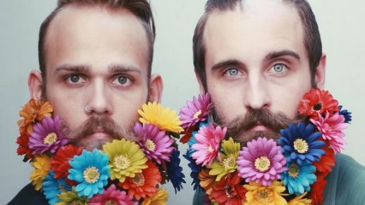 Furor por los amigos que se decoran la barba con todo lo que encuentran