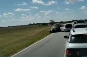Video: Quedó en doble fila en la ruta y casi provoca una tragedia