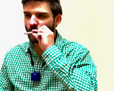 "Smoke-Mon": Desarrollan en EEUU un collar inteligente que podría ayudar a dejar de fumar